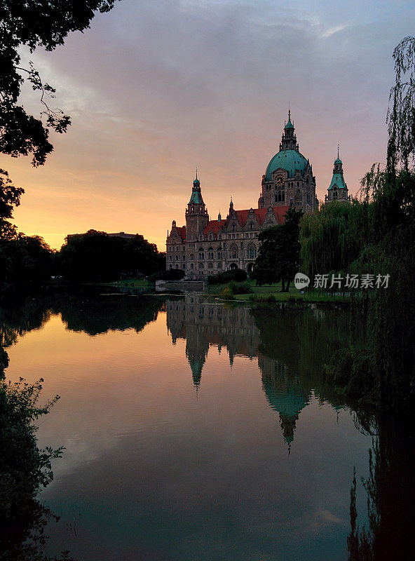 Hanover的Neues Rathaus at Dusk